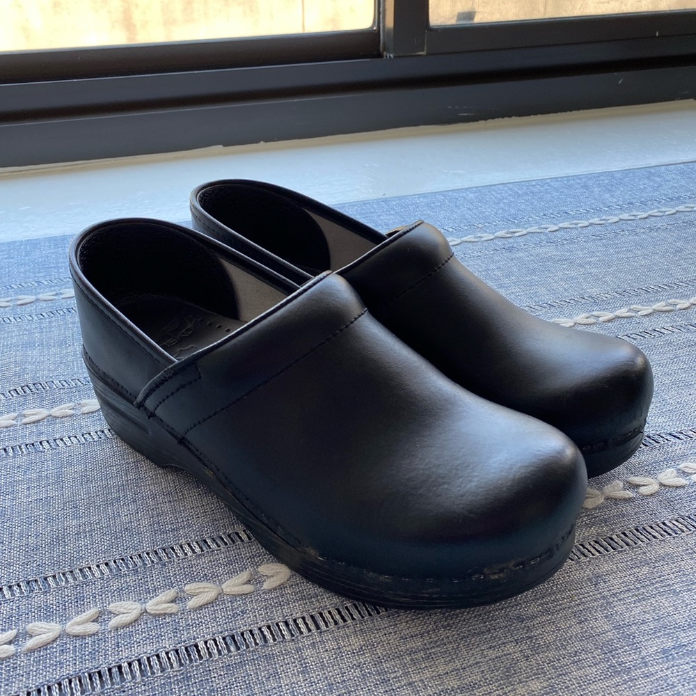 Dansko Women’s Clogs size 39, medium width
